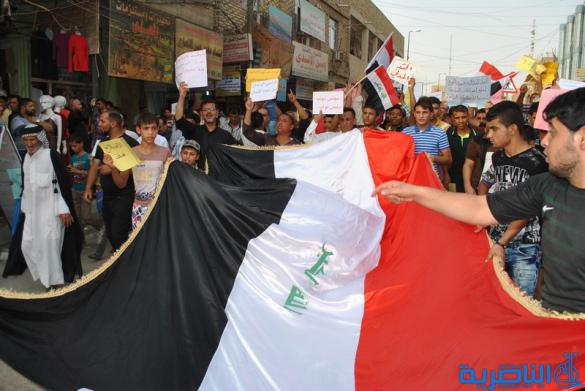 بالصور : المئات يتظاهرون في الشطرة بسبب تردي الواقع الخدمي
