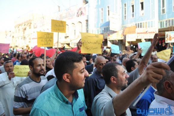 المئات من ابناء مدينة الشطرة يتظاهرون للمطالبة بحل المجلس البلدي وتوفير الخدمات - تقرير مصور - 