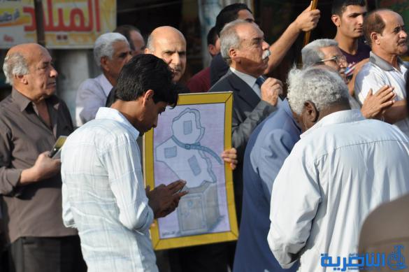 بالصور : العشرات يتظاهرون في الناصرية للمطالبات باصلاحات في العملية السياسية 