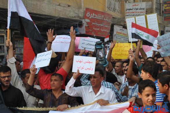 بالصور : المئات يتظاهرون في الشطرة بسبب تردي الواقع الخدمي