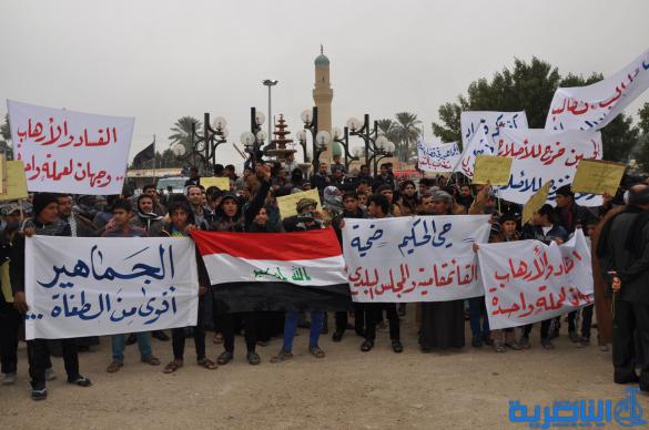 العشرات في الدواية يتظاهرون للمطالبة بإقالة قائممقام المدينة - تقرير مصور -