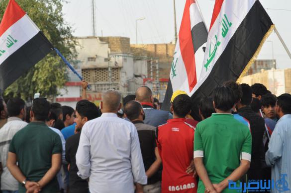 بالصور : العشرات يتظاهرون في الناصرية للمطالبات باصلاحات في العملية السياسية 