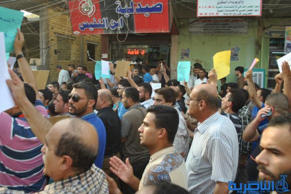 بالصور : المئات يتظاهرون في الشطرة بسبب تردي الواقع الخدمي