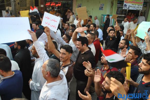 بالصور : المئات يتظاهرون في الشطرة بسبب تردي الواقع الخدمي