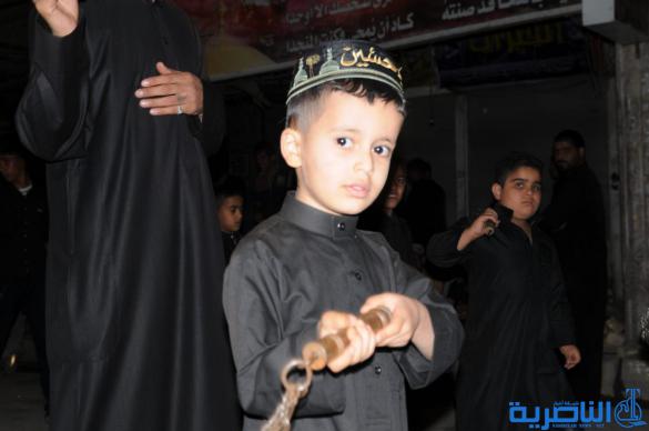 بالصور : اطفال الناصرية ينخرطون بمواكب العزاء ، بين خدام للحسين ، ومعزين 