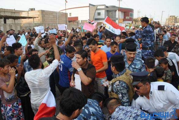 بالصور : المئات يتظاهرون في الشطرة بسبب تردي الواقع الخدمي