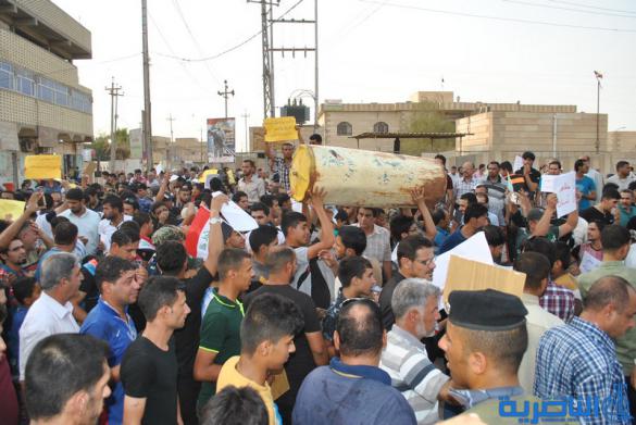 بالصور : المئات يتظاهرون في الشطرة بسبب تردي الواقع الخدمي