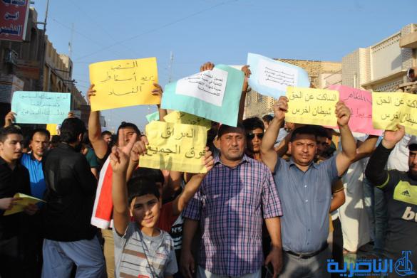 المئات من ابناء مدينة الشطرة يتظاهرون للمطالبة بحل المجلس البلدي وتوفير الخدمات - تقرير مصور - 