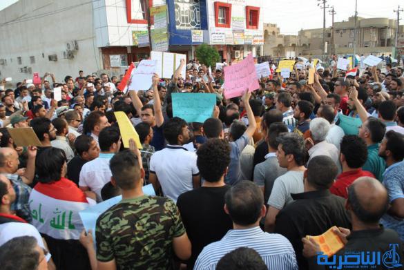 بالصور : المئات يتظاهرون في الشطرة بسبب تردي الواقع الخدمي