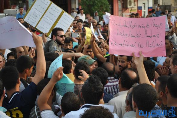 بالصور : المئات يتظاهرون في الشطرة بسبب تردي الواقع الخدمي