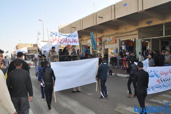 المئات يتظاهرون في سوق الشيوخ للمطالبة بحل المجلس البلدي - تقرير مصور - 