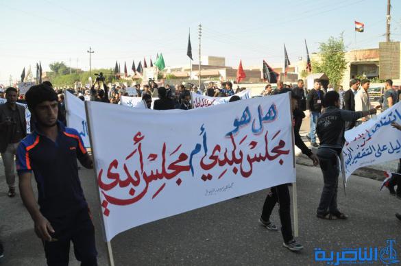 المئات يتظاهرون في سوق الشيوخ للمطالبة بحل المجلس البلدي - تقرير مصور - 