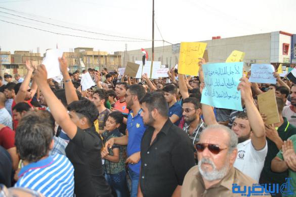 بالصور : المئات يتظاهرون في الشطرة بسبب تردي الواقع الخدمي