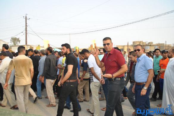بالصور : المئات يتظاهرون في الشطرة بسبب تردي الواقع الخدمي