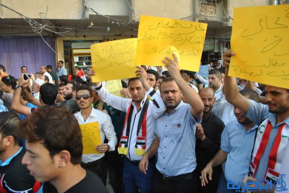 بالصور : المئات يتظاهرون في الشطرة بسبب تردي الواقع الخدمي