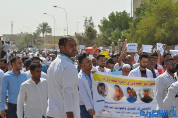 العشرات من ذوي المهن الصحية يتظاهرون في الناصرية للمطالبة بتحسين رواتبهم - تقرير مصور -