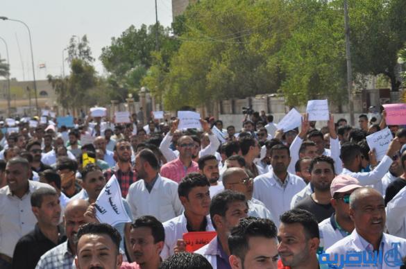 العشرات من ذوي المهن الصحية يتظاهرون في الناصرية للمطالبة بتحسين رواتبهم - تقرير مصور -