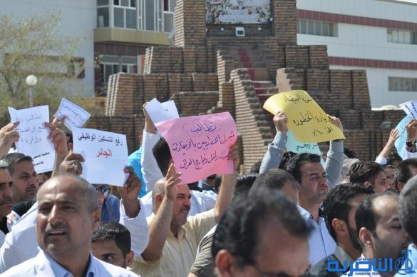 العشرات من ذوي المهن الصحية يتظاهرون في الناصرية للمطالبة بتحسين رواتبهم - تقرير مصور -