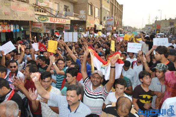 بالصور : المئات يتظاهرون في الشطرة بسبب تردي الواقع الخدمي