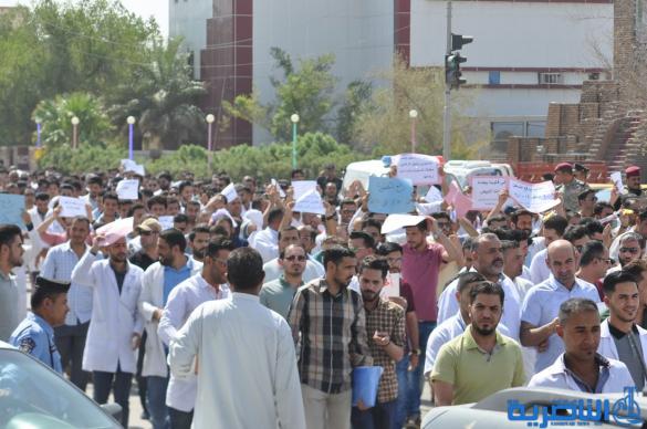 العشرات من ذوي المهن الصحية يتظاهرون في الناصرية للمطالبة بتحسين رواتبهم - تقرير مصور -