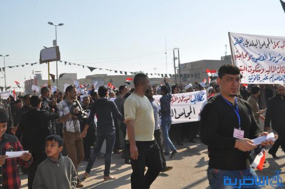 المئات يتظاهرون في سوق الشيوخ للمطالبة بحل المجلس البلدي - تقرير مصور - 