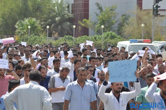 العشرات من ذوي المهن الصحية يتظاهرون في الناصرية للمطالبة بتحسين رواتبهم - تقرير مصور -