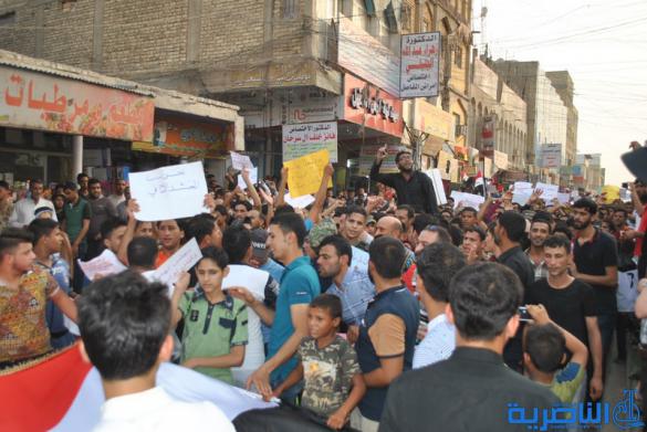 بالصور : المئات يتظاهرون في الشطرة بسبب تردي الواقع الخدمي
