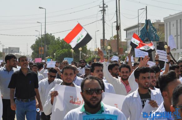 العشرات من ذوي المهن الصحية يتظاهرون في الناصرية للمطالبة بتحسين رواتبهم - تقرير مصور -