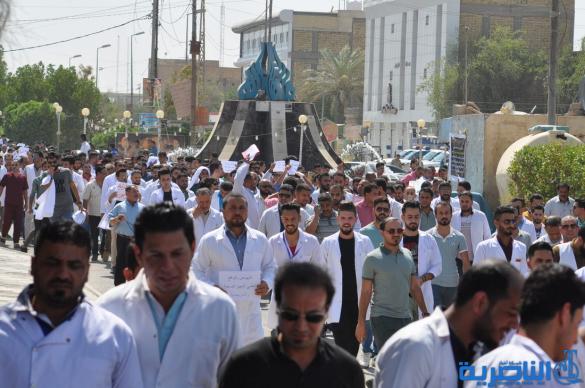 العشرات من ذوي المهن الصحية يتظاهرون في الناصرية للمطالبة بتحسين رواتبهم - تقرير مصور -