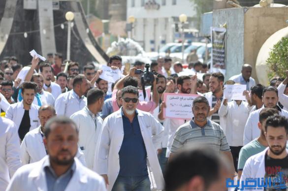 العشرات من ذوي المهن الصحية يتظاهرون في الناصرية للمطالبة بتحسين رواتبهم - تقرير مصور -