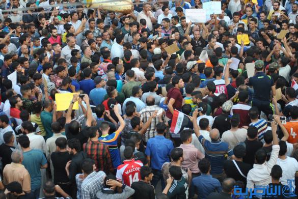 بالصور : المئات يتظاهرون في الشطرة بسبب تردي الواقع الخدمي