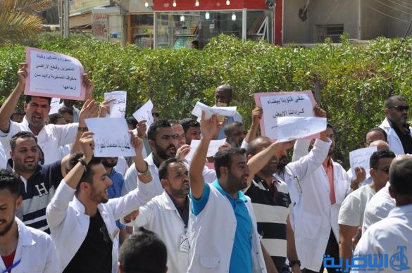 العشرات من ذوي المهن الصحية يتظاهرون في الناصرية للمطالبة بتحسين رواتبهم - تقرير مصور -