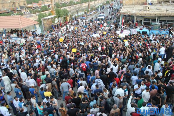 بالصور : المئات يتظاهرون في الشطرة بسبب تردي الواقع الخدمي