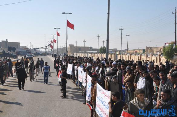المئات يتظاهرون في سوق الشيوخ للمطالبة بحل المجلس البلدي - تقرير مصور - 