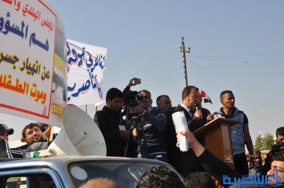 المئات يتظاهرون في سوق الشيوخ للمطالبة بحل المجلس البلدي - تقرير مصور - 
