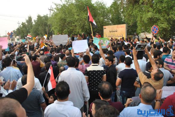 بالصور : المئات يتظاهرون في الشطرة بسبب تردي الواقع الخدمي
