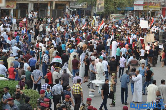 بالصور : الناصرية تتظاهر لتفويض العبادي بالمزيد من الاصلاحات