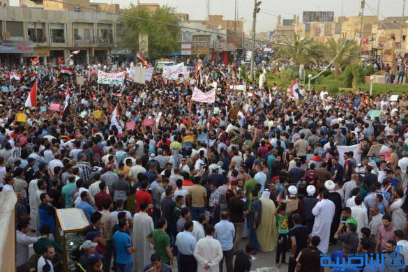 بالصور : الالاف يتظاهرون في الناصرية للجمعة الثانية على التوالي تنديدا بالفساد وسوء الخدمات
