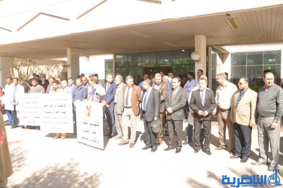 وقفة احتجاجية لاطباء ذي قار استنكارا لتعرض احدهم لاطلاق نار - تقرير مصور -