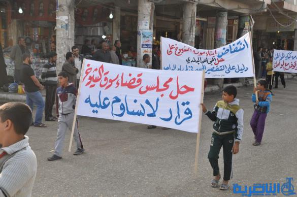 بالصور:سوق الشيوخ تتظاهر للمطالبة بحل المجلس البلدي
