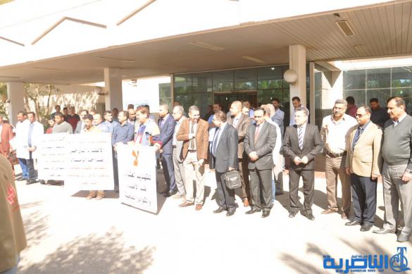 وقفة احتجاجية لاطباء ذي قار استنكارا لتعرض احدهم لاطلاق نار - تقرير مصور -