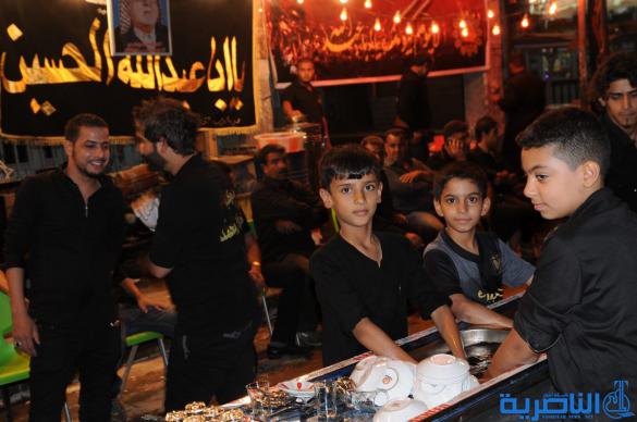 بالصور : اطفال الناصرية ينخرطون بمواكب العزاء ، بين خدام للحسين ، ومعزين 
