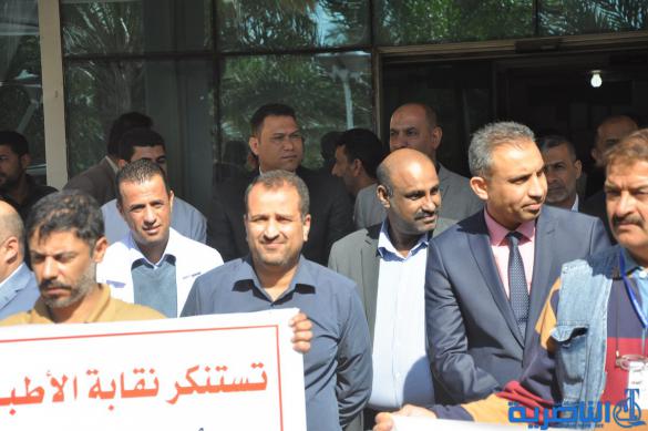 وقفة احتجاجية لاطباء ذي قار استنكارا لتعرض احدهم لاطلاق نار - تقرير مصور -