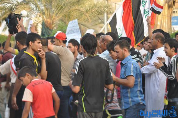بالصور : المئات يتظاهرون في الناصرية للمطالبة  بالمزيد من الاصلاحات
