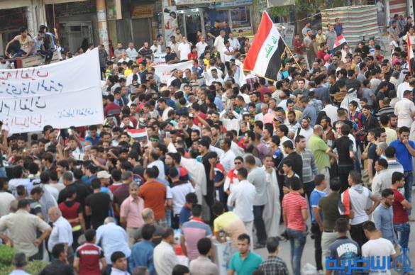 بالصور : المئات يتظاهرون في الناصرية للمطالبة  بالمزيد من الاصلاحات