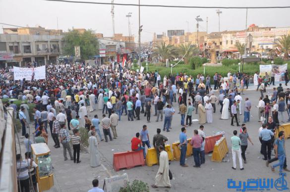بالصور : المئات يتظاهرون في الناصرية للمطالبة  بالمزيد من الاصلاحات