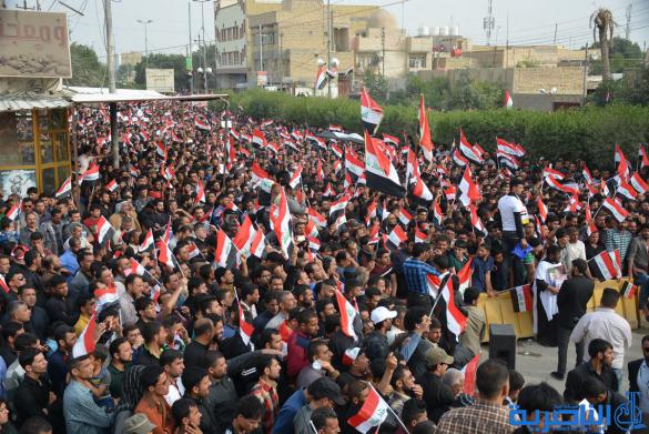 بالصور : الالاف يتجمعون امام مجلس ذي قار تنديدا بالفساد 