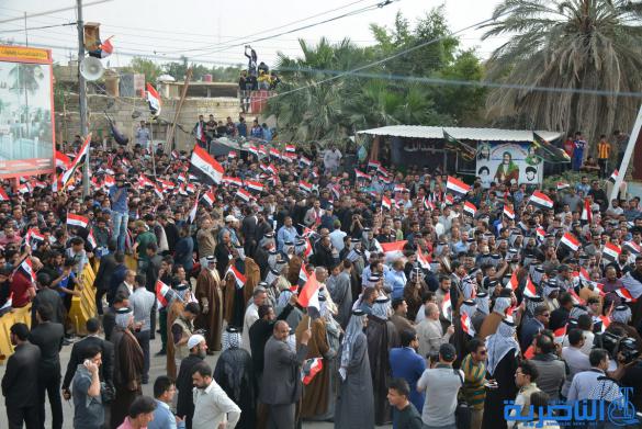 بالصور : الالاف يتجمعون امام مجلس ذي قار تنديدا بالفساد 