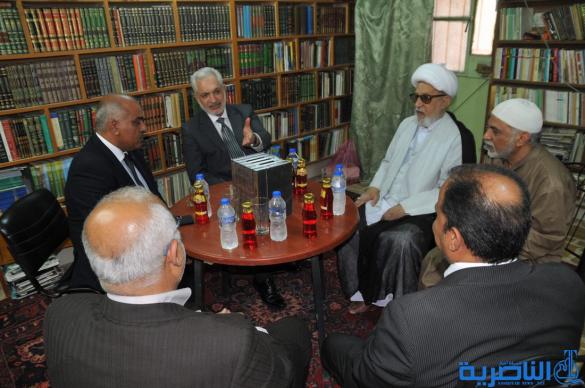 وزير التعليم العالي يزور اية الله الشيخ الناصري بمنزلة في الناصرية - تقرير مصور - 
