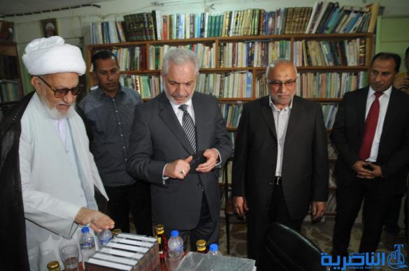 وزير التعليم العالي يزور اية الله الشيخ الناصري بمنزلة في الناصرية - تقرير مصور - 